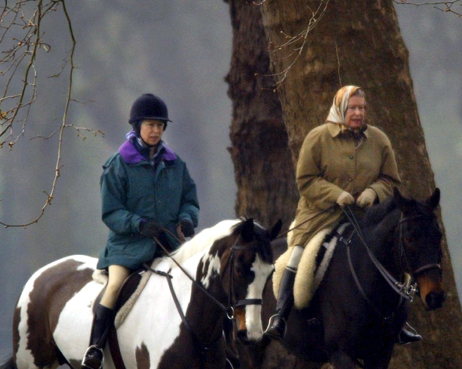 Το «Barn Jacket» που λάτρεψε η Βασίλισσα Ελισάβετ Β’ γίνεται το iconic piece που ανανέωσαν οι οίκοι μόδας