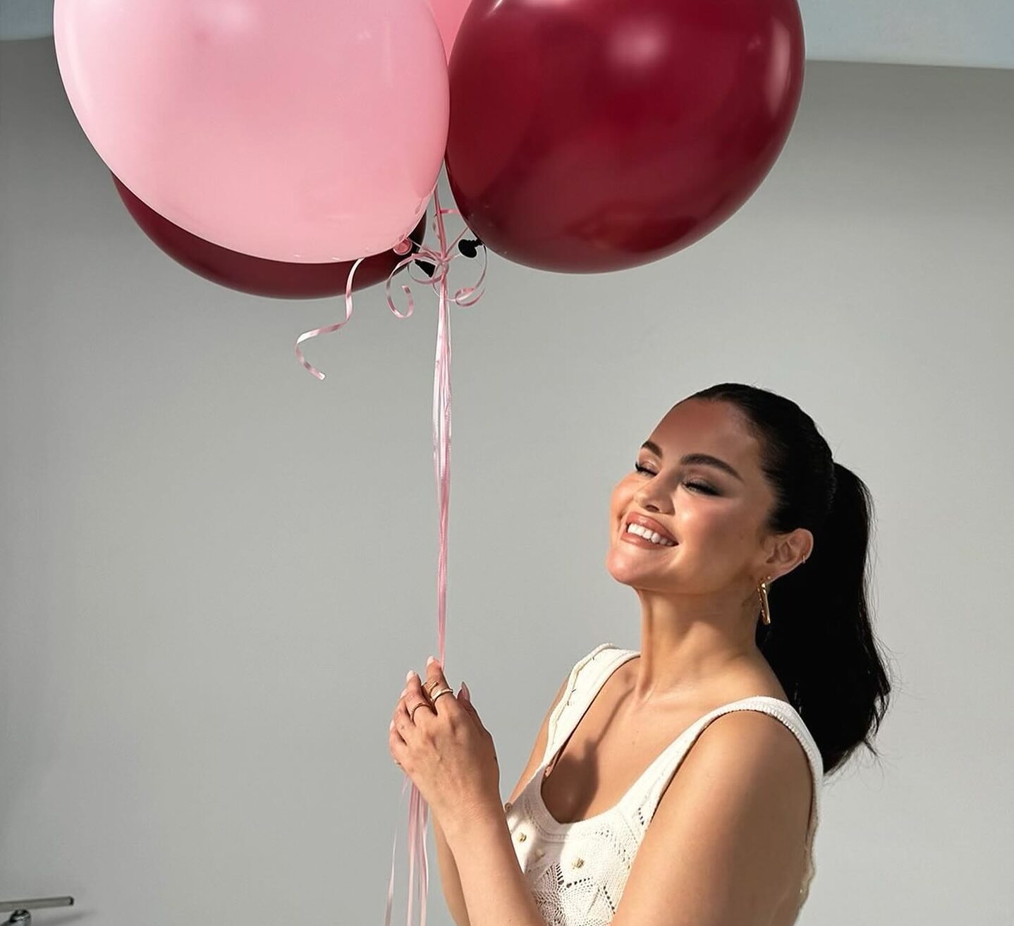 Η Σελένα Γκόμεζ δωρίζει το 100% των πωλήσεων της Rare Beauty για την Ημέρα Ψυχικής Υγείας