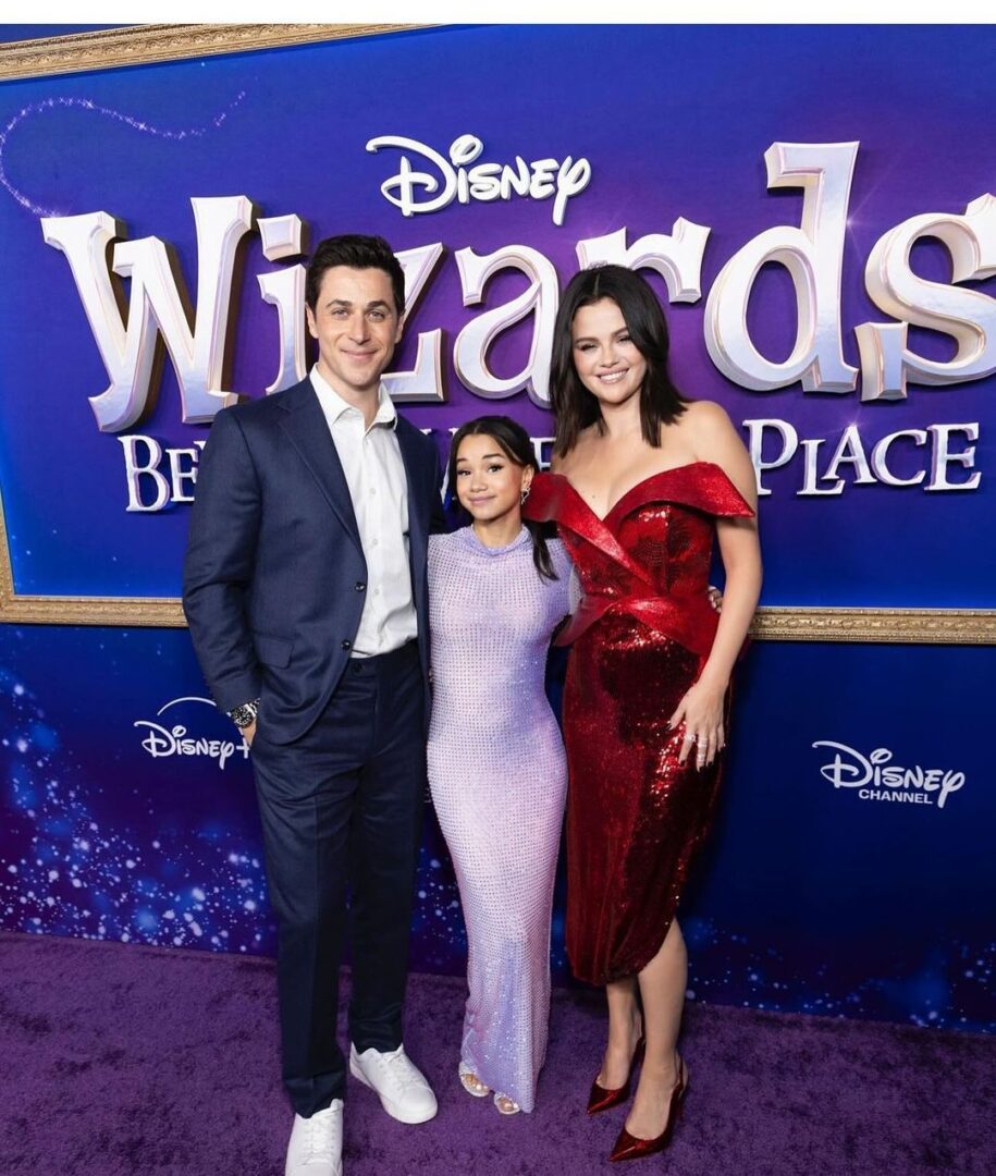 Ψήφισε με στυλ όπως η Σελένα Γκόμεζ που εμφανίστηκε με μια super ultra λαμπερή εμφάνιση