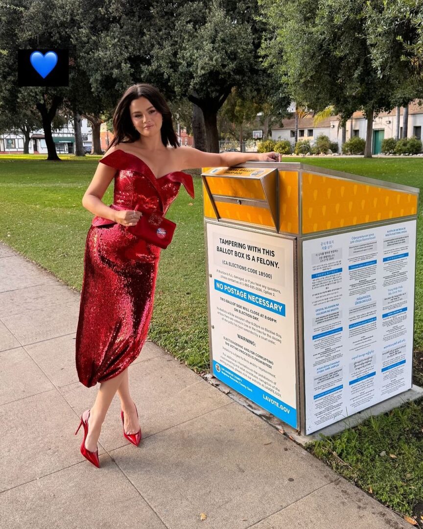 Ψήφισε με στυλ όπως η Σελένα Γκόμεζ που εμφανίστηκε με μια super ultra λαμπερή εμφάνιση