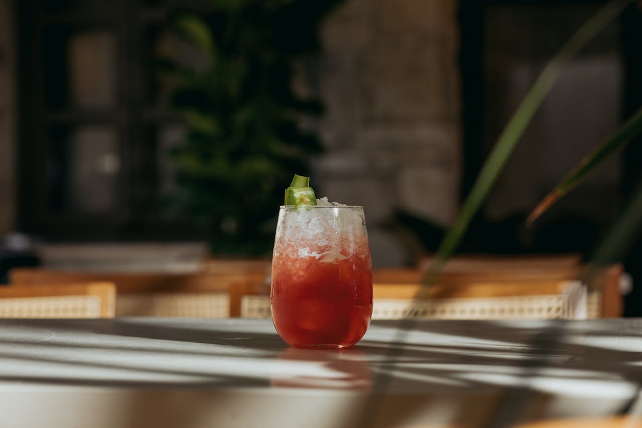 Τι είναι το «sleepy girl mocktail» που κάνει θραύση στο Tiktok και πώς μπορεί να σε βοηθήσει να κοιμηθείς