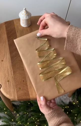 Πώς να διακοσμήσεις τα δώρα σου με χριστουγεννιάτικο δεντράκι από κορδέλα