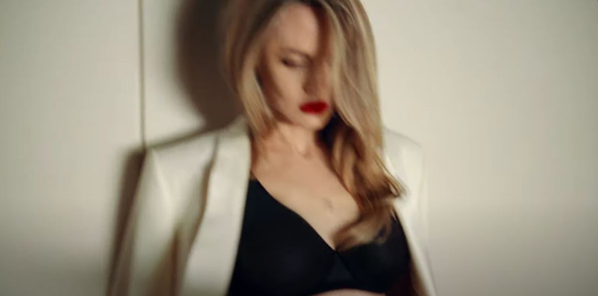 Η Αντζελίνα Τζολί αποτίει «κινηματογραφικό φόρο τιμής στη γυναικεία ομορφιά και δύναμη» στη νέα καμπάνια του Tom Ford