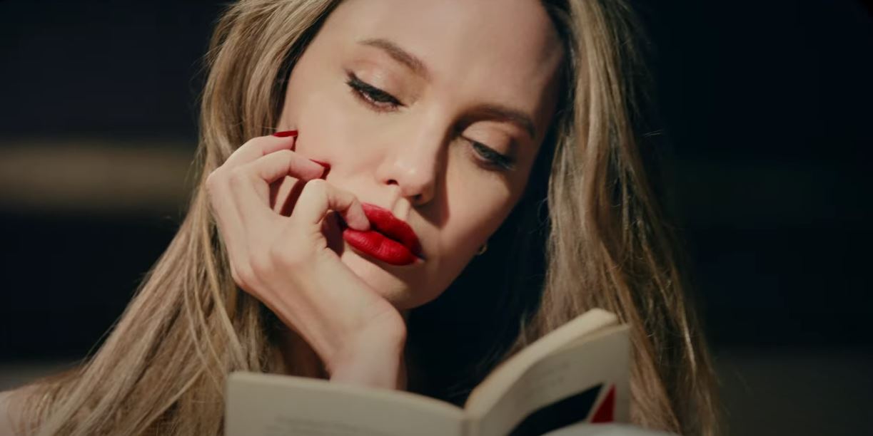 Η Αντζελίνα Τζολί αποτίει «κινηματογραφικό φόρο τιμής στη γυναικεία ομορφιά και δύναμη» στη νέα καμπάνια του Tom Ford