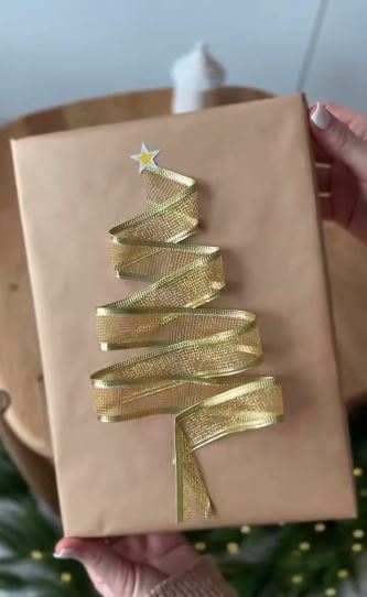 Πώς να διακοσμήσεις τα δώρα σου με χριστουγεννιάτικο δεντράκι από κορδέλα