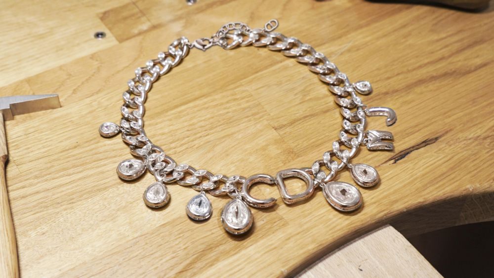 Ο Kim Jones σχεδιάζει μια limited σειρά κολιέ για την 40η επέτειο του Marc Jacobs