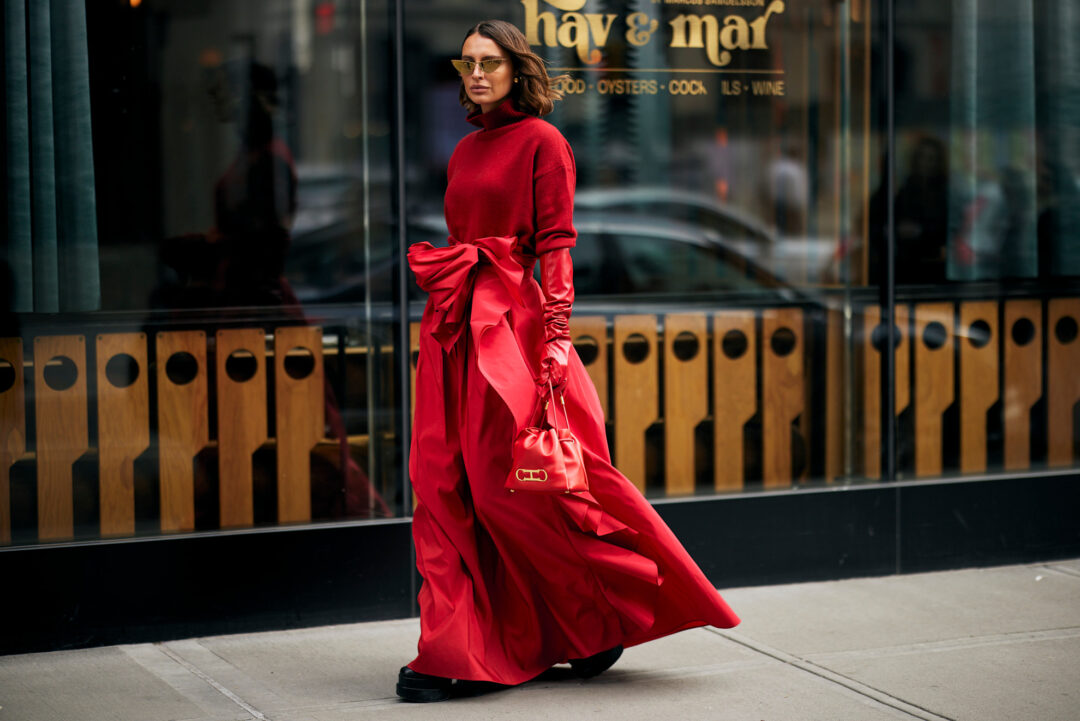 Red bold color: 6 ιδέες για να φορέσεις το πιο ζωηρό και τολμηρό χρώμα την παραμονή των Χριστουγέννων