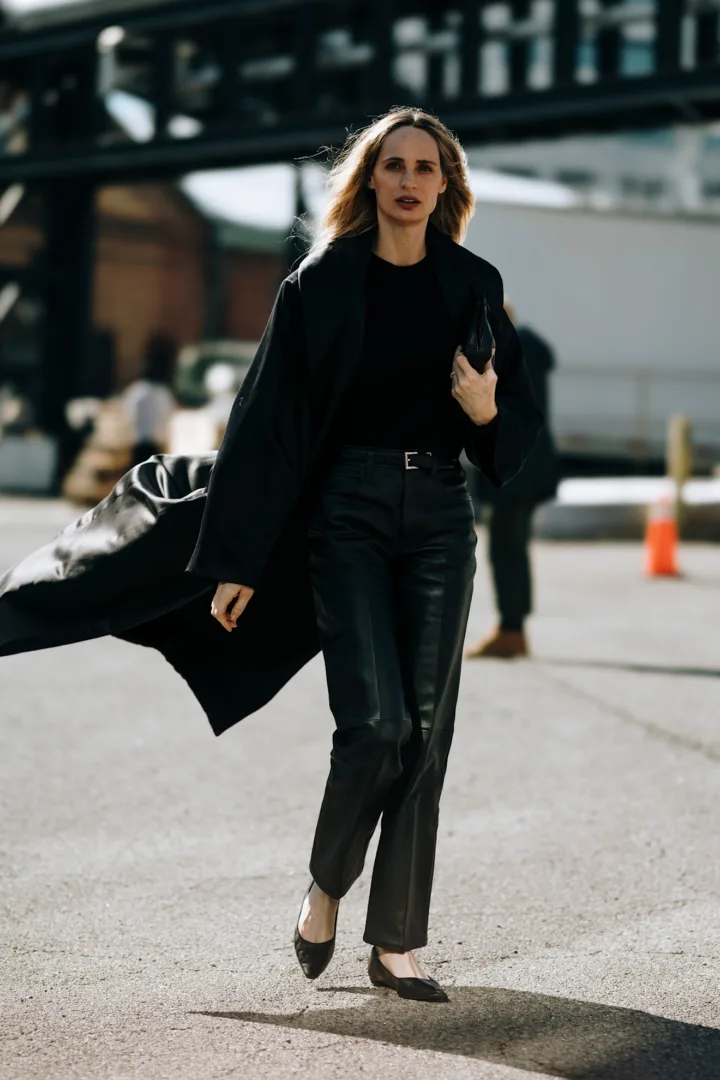 3 everyday casual looks με δερμάτινα παντελόνια για να αντιγράψεις