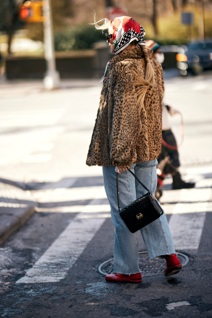 Πώς να συνδυάσεις την πολυτελή κοντή γούνα με τα everyday σύνολα σου