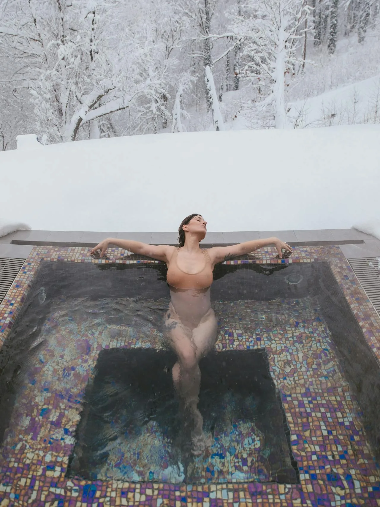 Cold Plunge: Το μυστικό της Eva Longoria για ενέργεια και λαμπερή επιδερμίδα