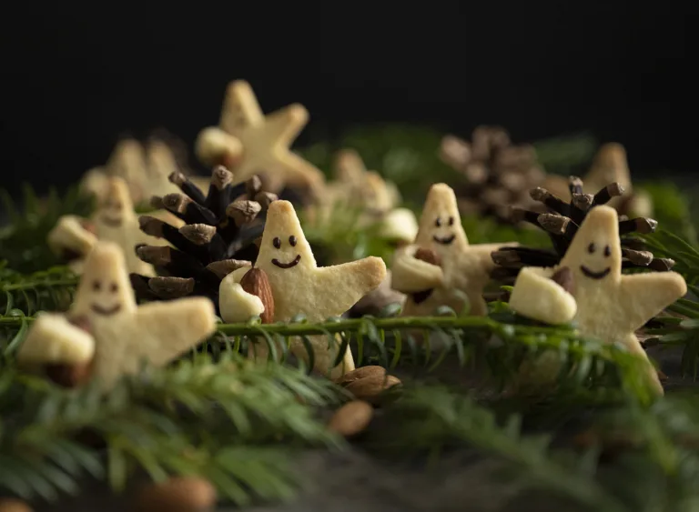 Χριστουγεννιάτικα μπισκότα με χέρια... και καρδιά! Τα αστεράκια που κρύβουν την πιο γλυκιά αγκαλιά