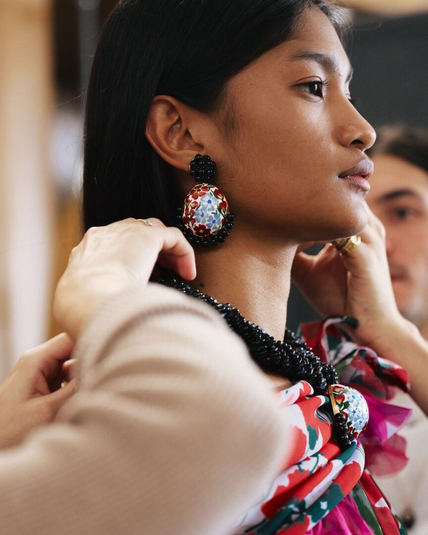 «Mid the Stone Totems»: Η συλλογή Carolina Herrera Resort 2025 στην Πόλη του Μεξικού