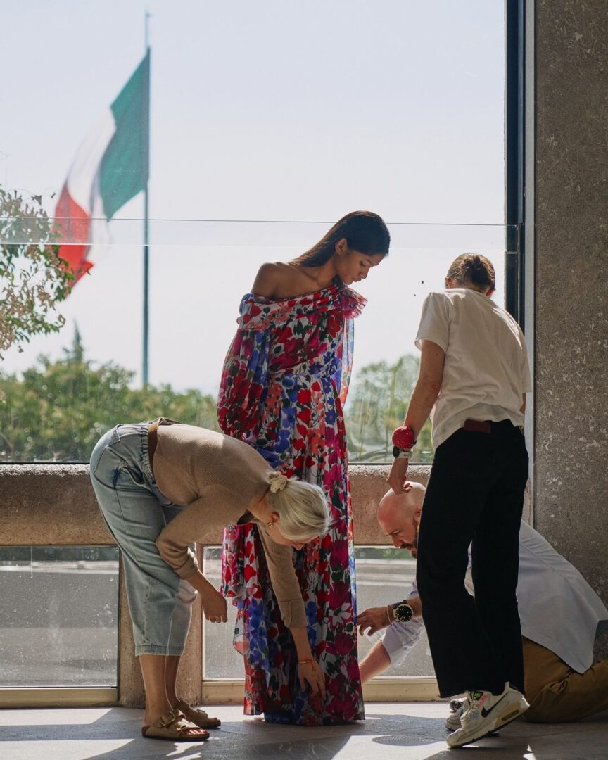 «Mid the Stone Totems»: Η συλλογή Carolina Herrera Resort 2025 στην Πόλη του Μεξικού