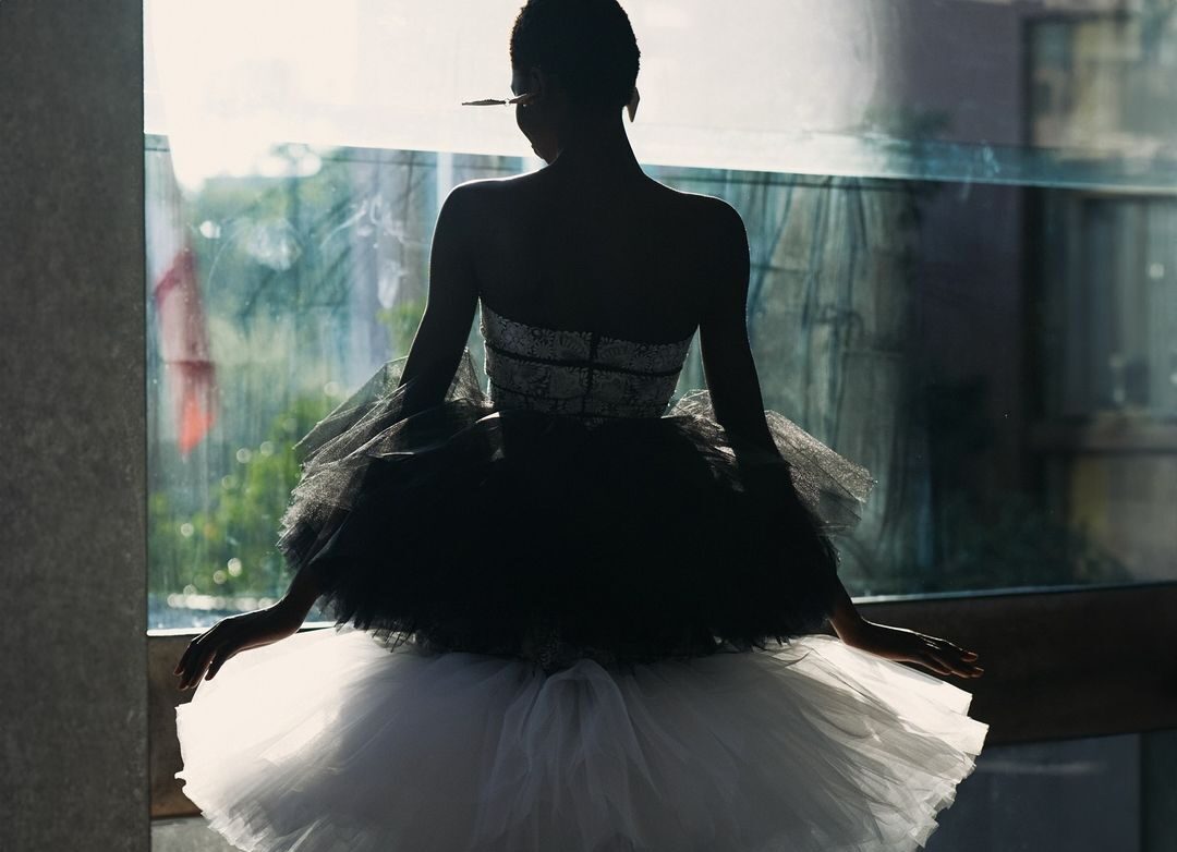 «Mid the Stone Totems»: Η συλλογή Carolina Herrera Resort 2025 στην Πόλη του Μεξικού