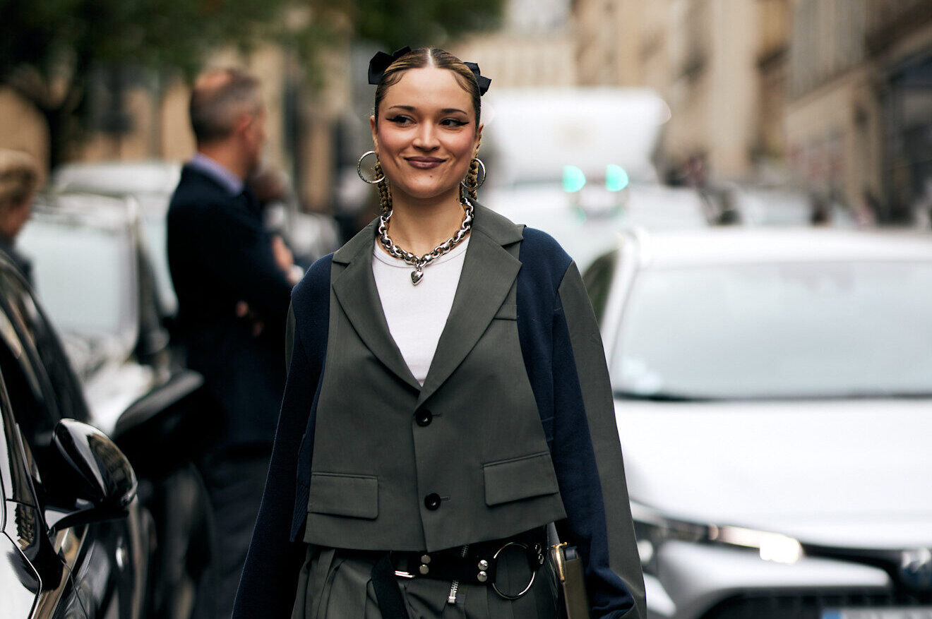 Copy the look: Επένδυσε στο cropped blazer την πιο hot τάση της σεζόν