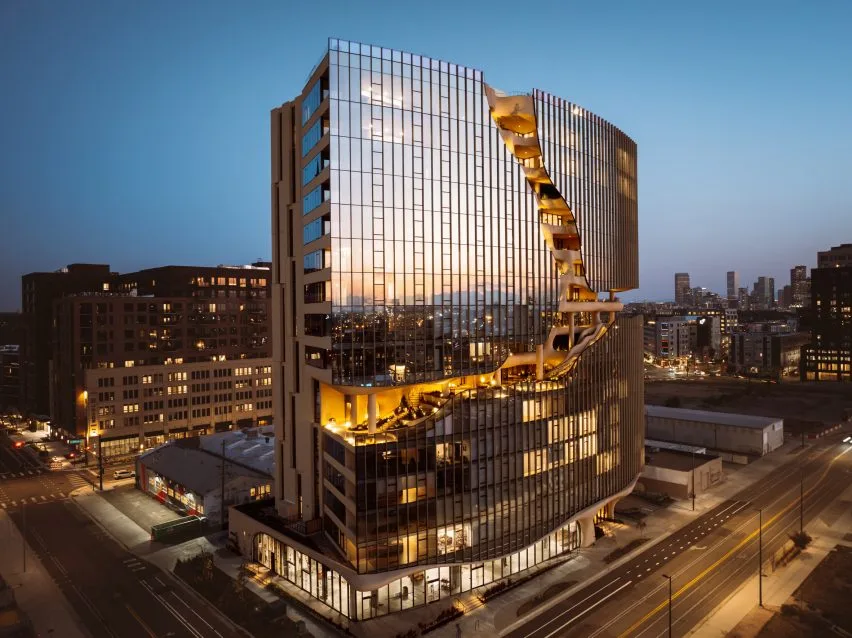 One River North: Ένα μοναδικό αρχιτεκτονικό δημιούργημα που αντιγράφει τα Βραχώδη Όρη