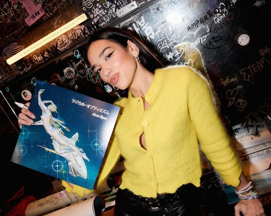 Η Dua Lipa φοράει ζακέτα που είναι το trend κομμάτι της σεζόν και σου έχουμε 4 προτάσεις για να αγοράσεις