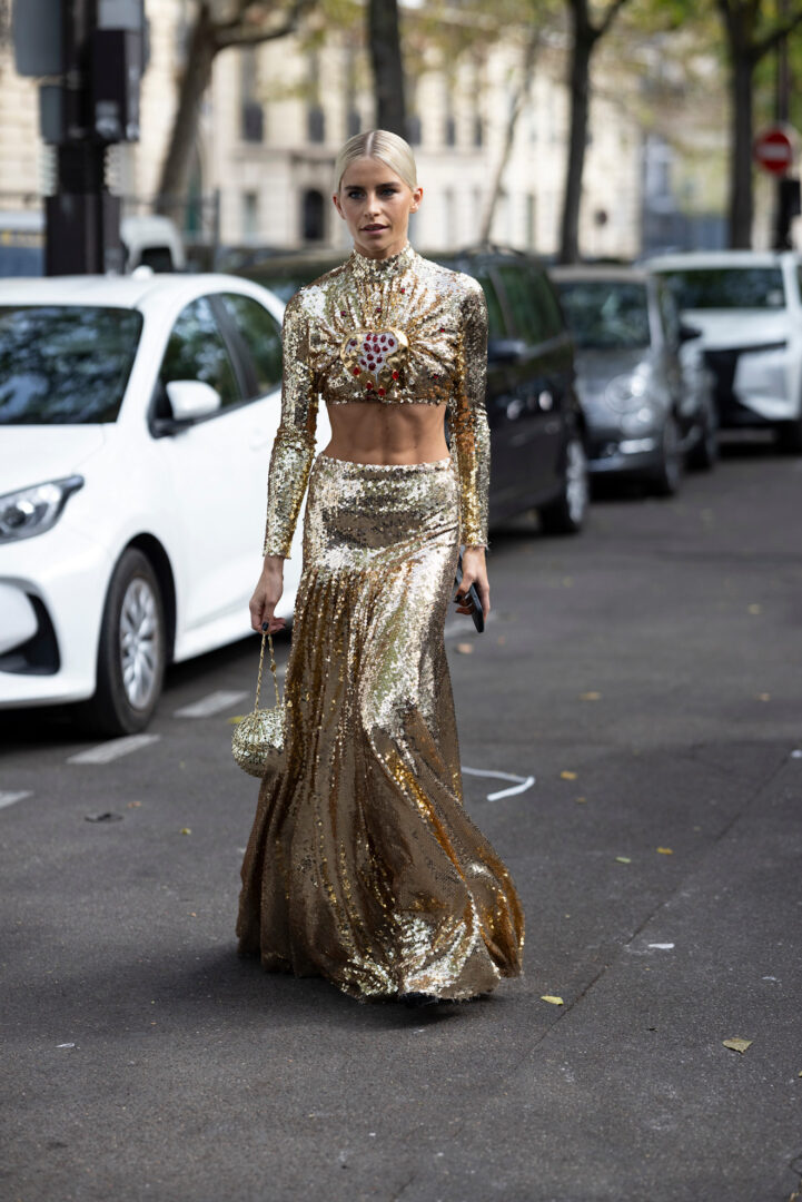 Φούστα με παγιέτες: Φόρεσε το άκρως festive κομμάτι με 2 cool τρόπους