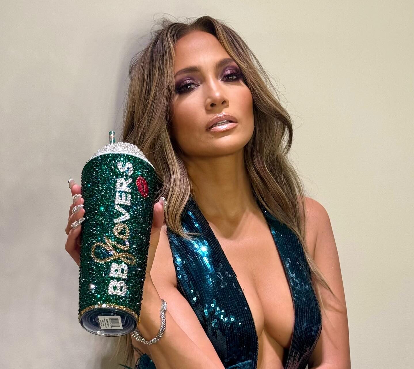 Εντυπωσιακή από την κορυφή μέχρι τα νύχια! Το extreme nail art της JLo που μας έκανε να παραμιλάμε με τα διαμάντια του