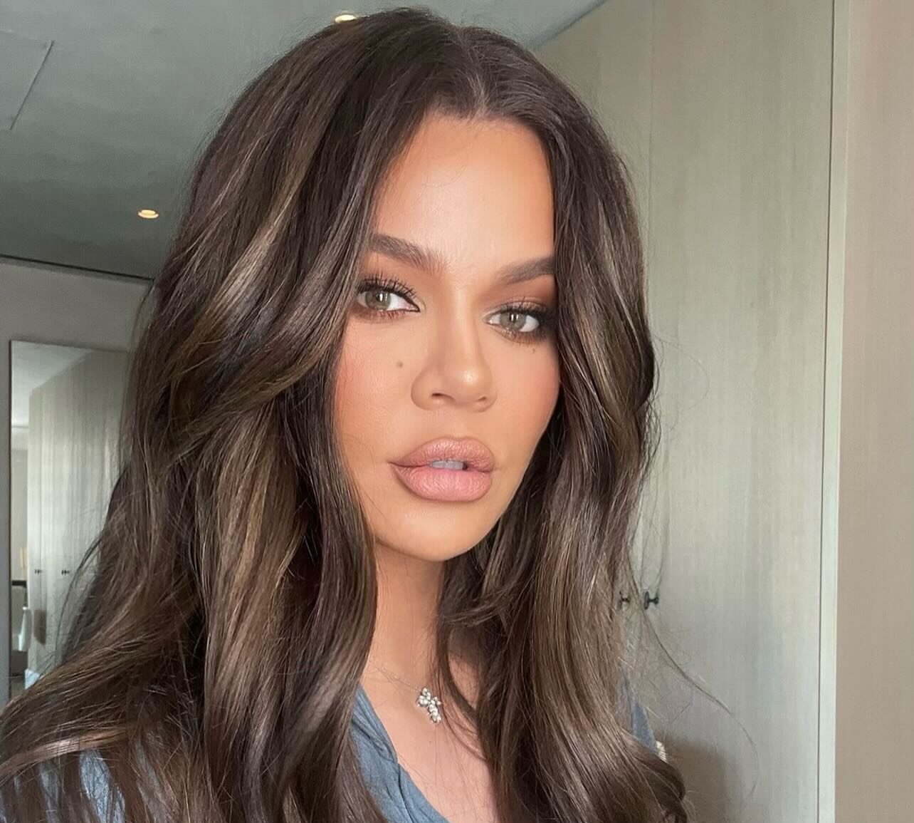 Το νέο hair color της Khloe Kardashian θα σε εμπνεύσει για τη χειμερινή ανανέωση στα μαλλιά σου