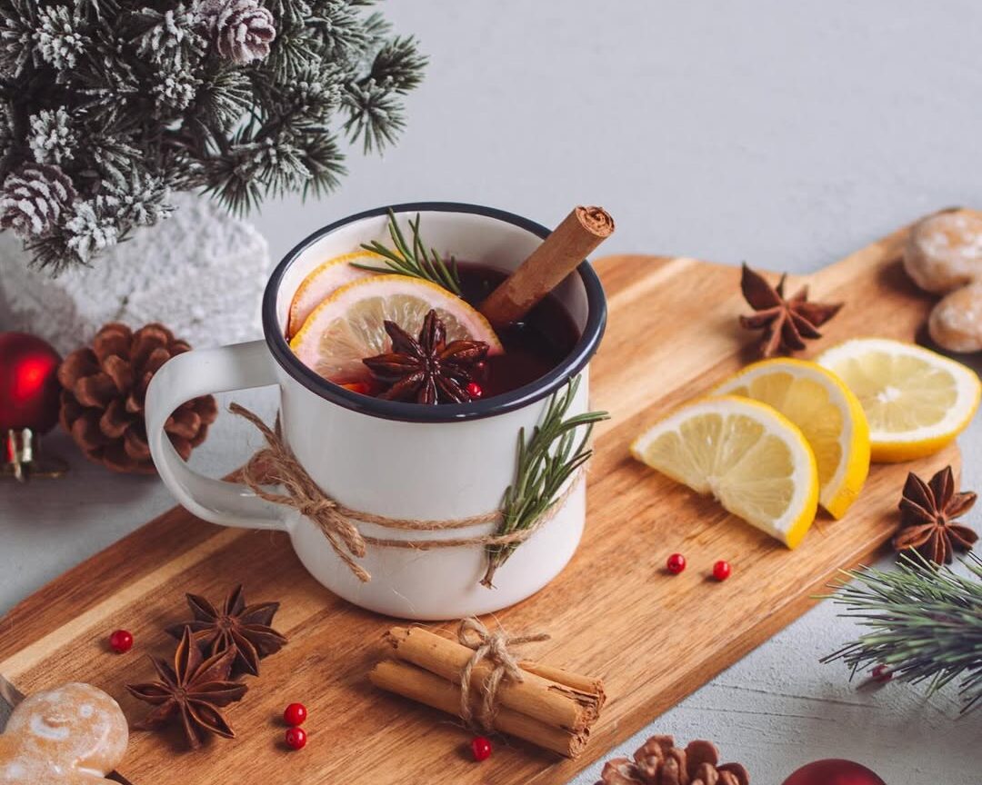 Γεύσου το αρωματισμένο punchy cocktail από κρασί που αρμόζει στις κρύες μέρες