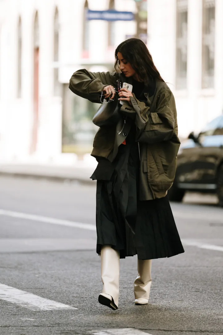 Επιχείρηση layering: 2 look για να αγοράσεις και να κάνεις το πιο πρακτικό ντύσιμο της εποχής