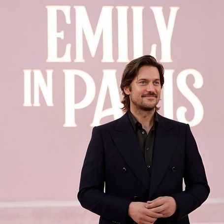 Emily in Paris: Η δυσαρέσκεια του cast μετά τις απαξιωτικές δηλώσεις του Λούκας Μπράβο