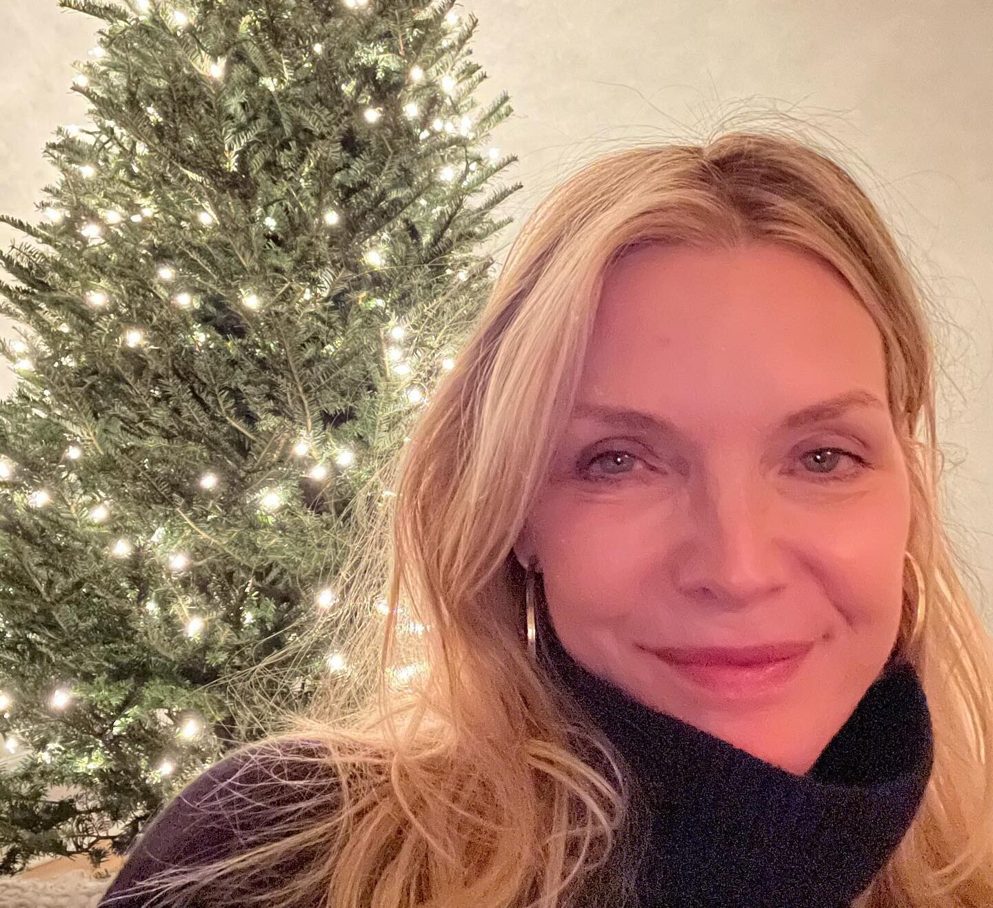 Το αμφιλεγόμενο χριστουγεννιάτικο δέντρο της Michelle Pfeiffer είναι η διασκεδαστική εναλλακτική ενός παραδοσιακού