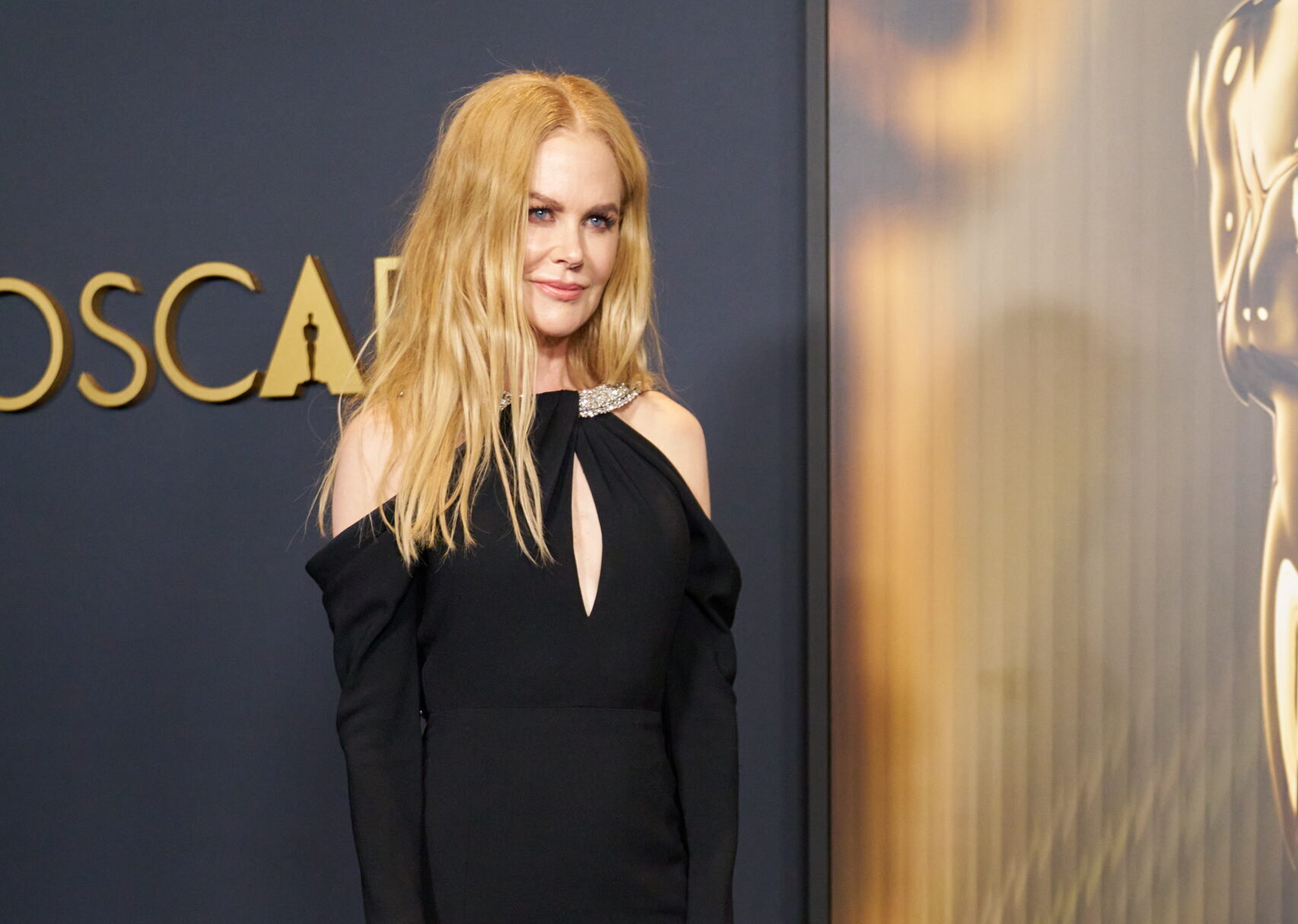 Η Νικόλ Κίντμαν αποτίει φόρο τιμής στη συλλογή του Balenciaga της άνοιξης του 1964 με το γεμάτο πέταλα φόρεμά της