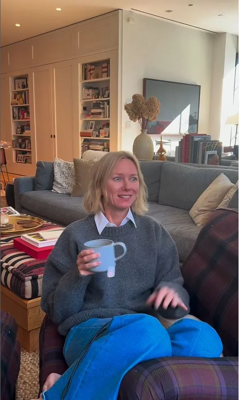 Η Naomi Watts μέσα από το σαλόνι της μας δείχνει πώς να φέρουμε την ήσυχη πολυτέλεια στο σπίτι μας