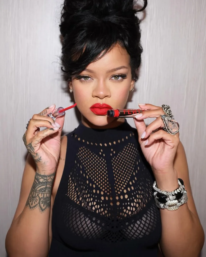 Η Rihanna διαφημίζει τα νέα της κραγιόν με ένα άκρως sexy outfit
