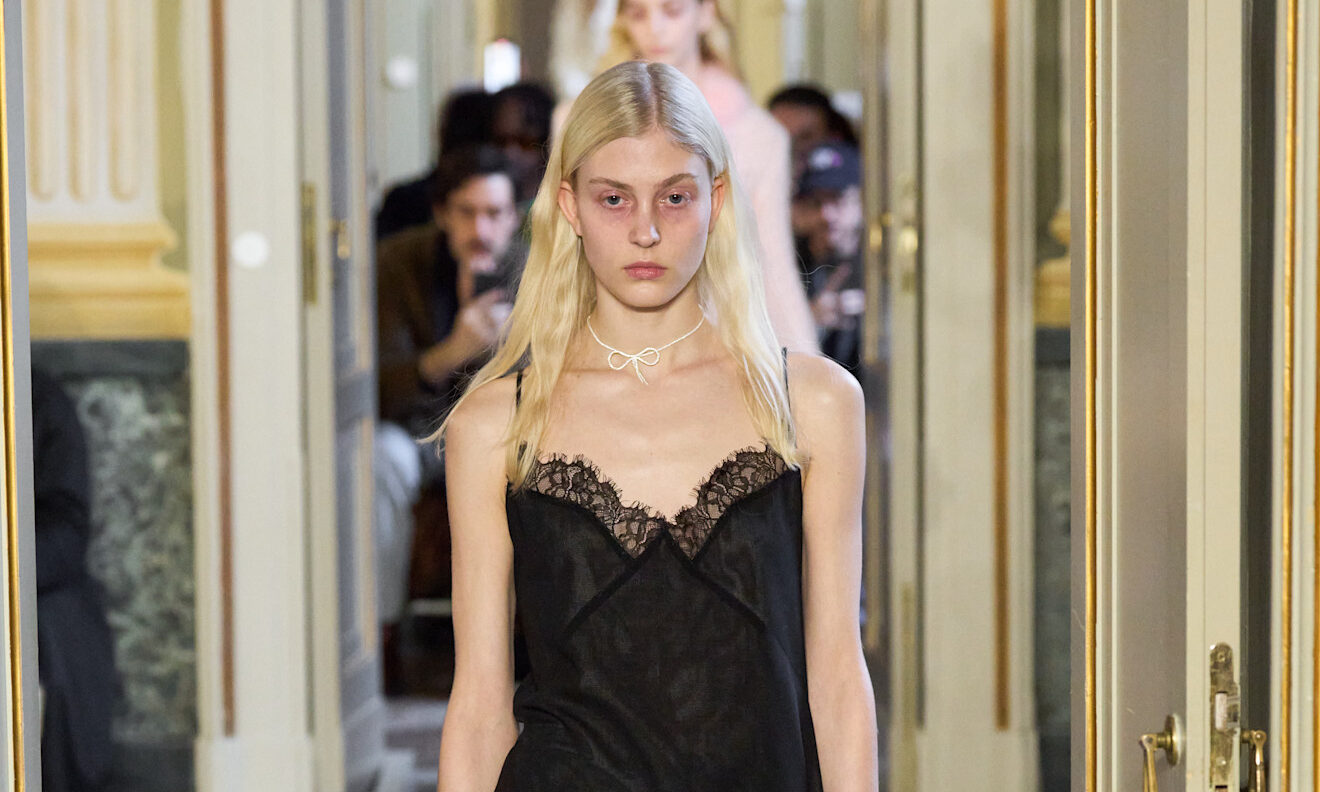 Η επιστροφή του ’90s slip dress trend: Το ρούχο που μπορείς να φορέσεις και τον χειμώνα