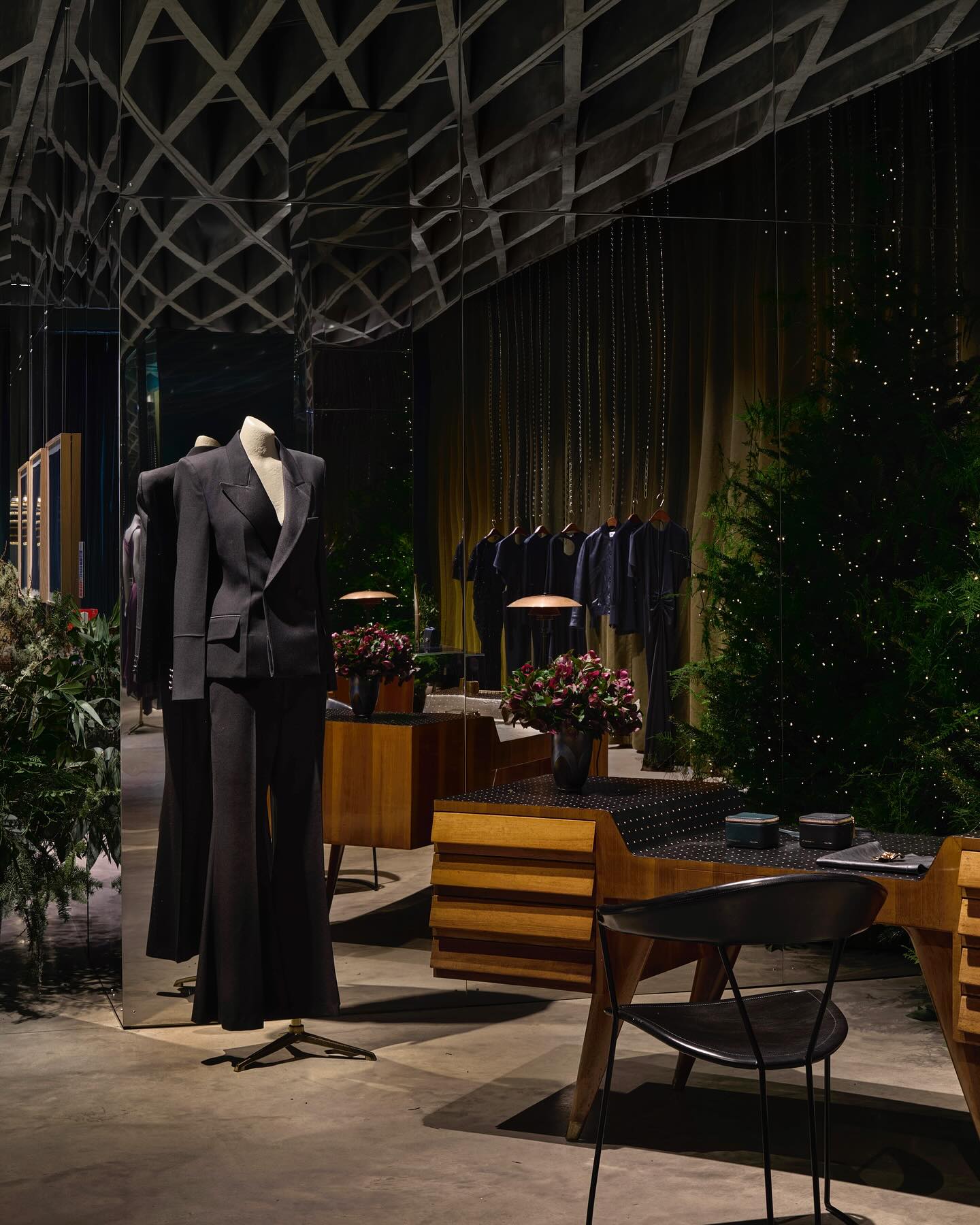 Το όραμα της Victoria Beckham για μια εορταστική διακόσμηση που μαγνητίζει στο 36 Dover Street του Λονδίνου