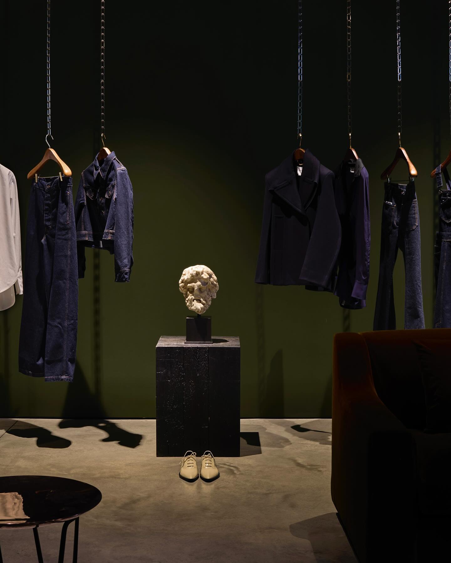 Το όραμα της Victoria Beckham για μια εορταστική διακόσμηση που μαγνητίζει στο 36 Dover Street του Λονδίνου