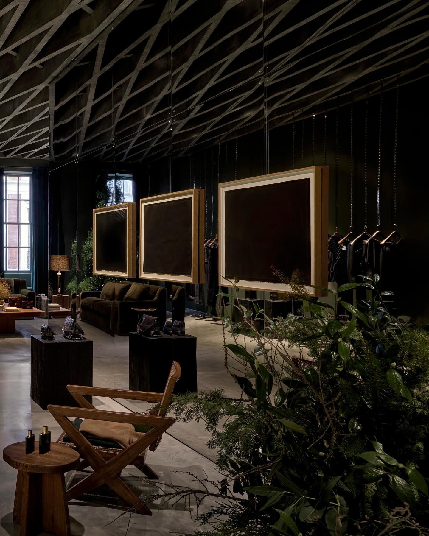 Το όραμα της Victoria Beckham για μια εορταστική διακόσμηση που μαγνητίζει στο 36 Dover Street του Λονδίνου