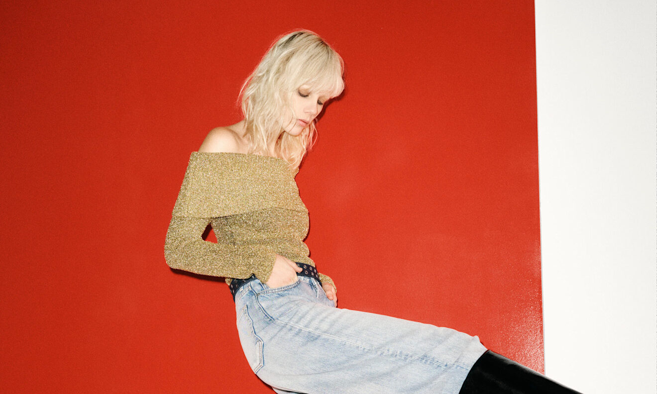 Φόρεσε το jeans σου τις γιορτές με 2 τρόπους και μεταμόρφωσε το σε ένα άκρως festive κομμάτι