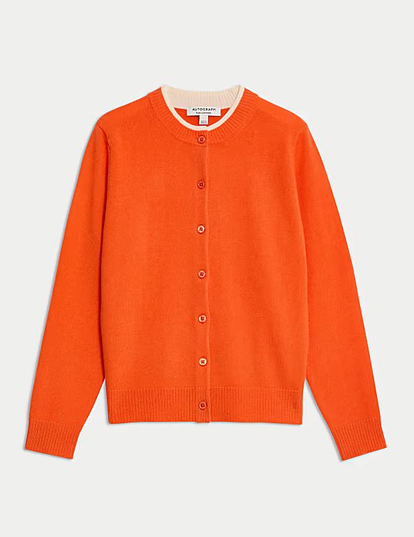 Η Dua Lipa φοράει ζακέτα που είναι το trend κομμάτι της σεζόν και σου έχουμε 4 προτάσεις για να αγοράσεις