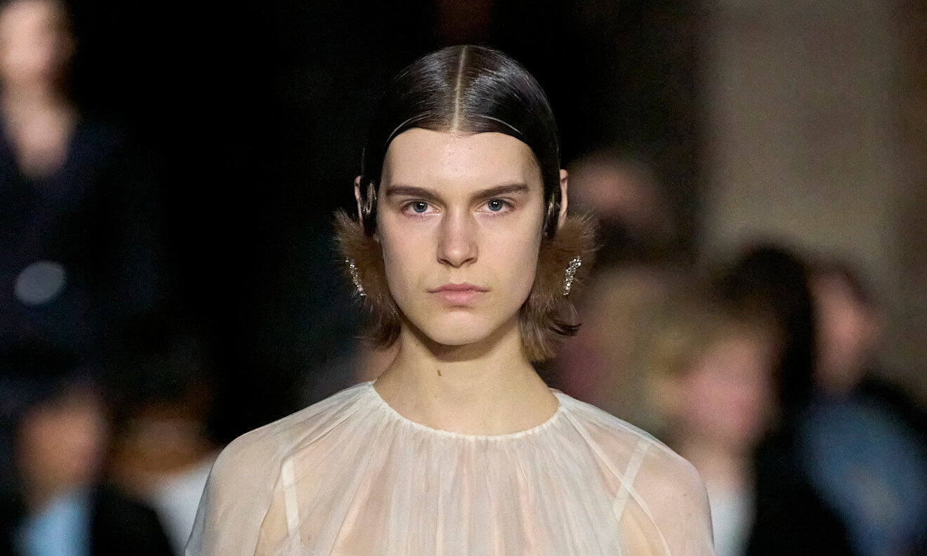 Η πιο τρελή τάση στα κοσμήματα για τον χειμώνα εμπνέεται ξανά από τη σουρεαλιστική τέχνη