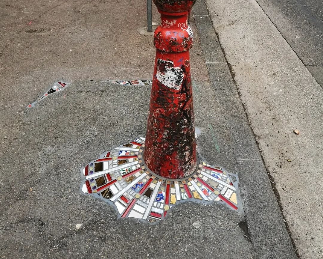 Ememem: «The Mozaic Street Artist» ο καλλιτέχνης που γεμίζει τις λακκούβες των δρόμων της Ευρώπης