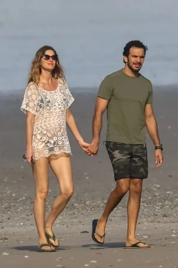Η Gisele με bohemian look απολαμβάνει τη βόλτα της στην παραλία