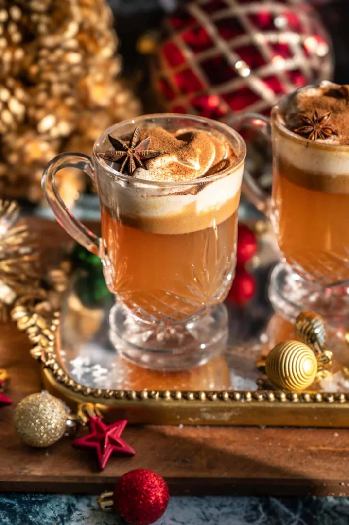Hot Buttered Rum: Το νοσταλγικό cocktail που θα απολαύσεις τις μέρες των γιορτών