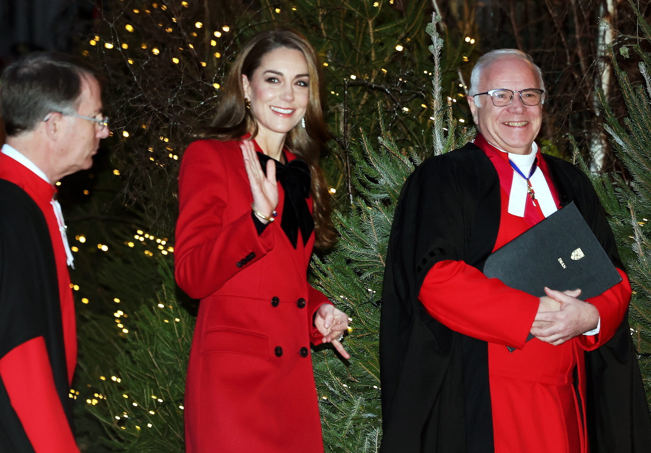 Η Κέιτ Μίντλετον έκανε μια ultra festive εμφάνιση με κόκκινο παλτό στα ετήσια Χριστουγεννιάτικα Κάλαντα