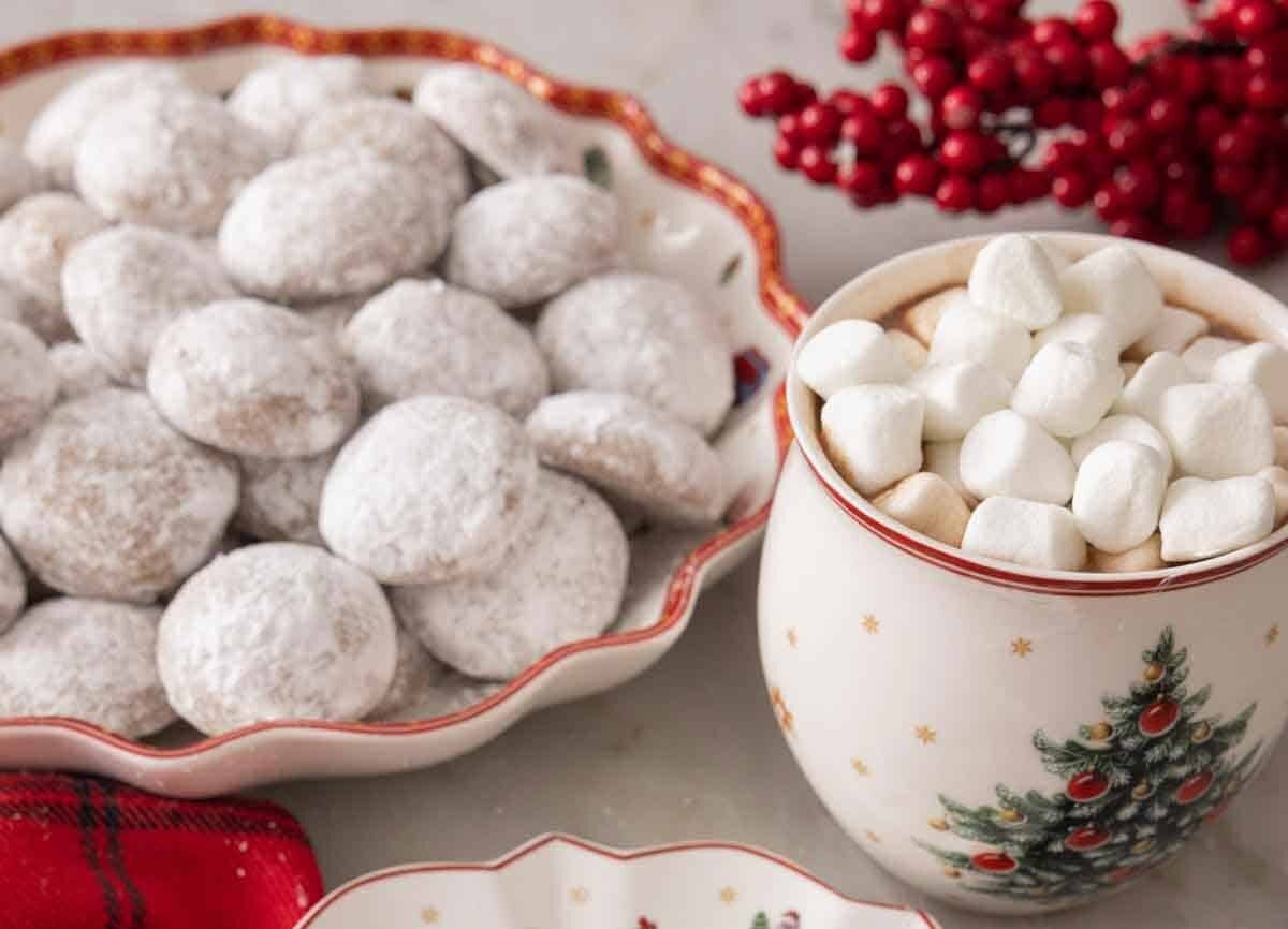 Light κουραμπιέδες που μοσχομυρίζουν βούτυρο και καβουρδισμένα αμύγδαλα