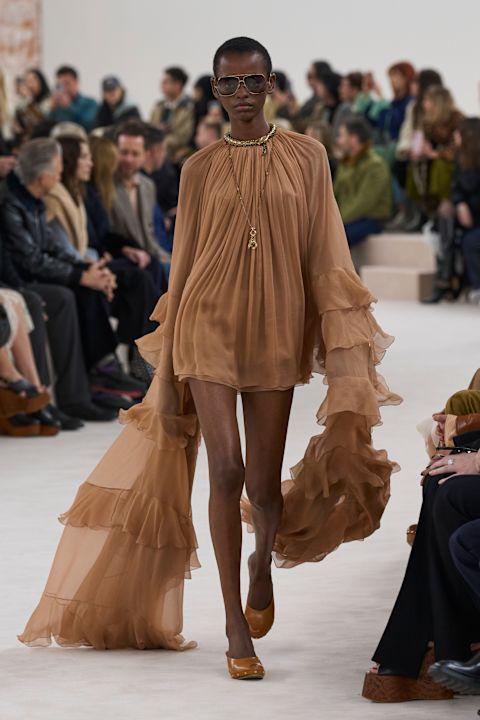 Mocha Mousse Color Trend 2025: Πώς το καφέ απογειώθηκε από όλους τους σχεδιαστές και το 2024