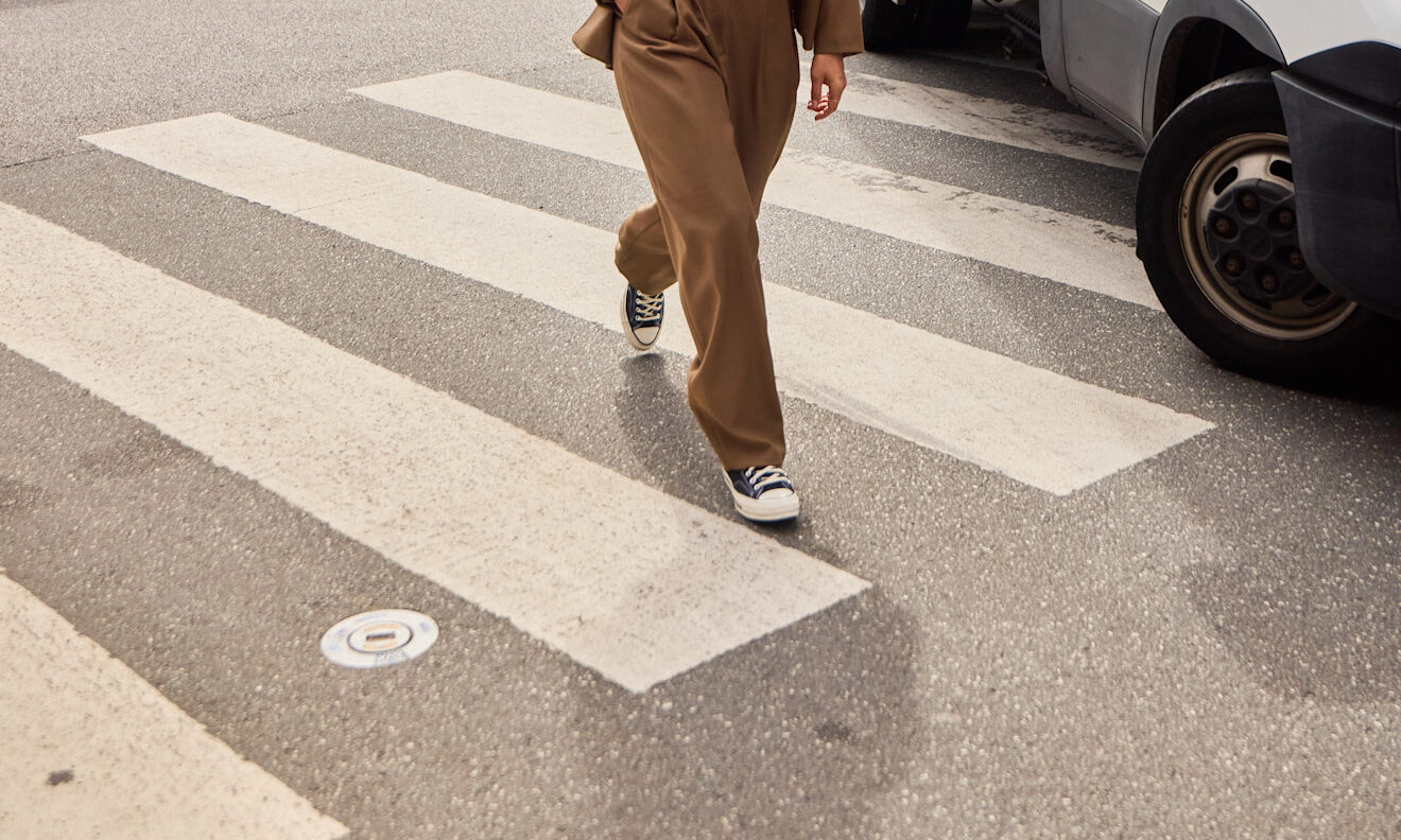 Βαρέθηκες να φοράς jeans; 4 εναλλακτικές λύσεις σε παντελόνια για super cool εμφανίσεις