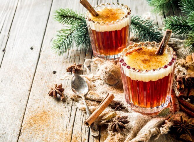 Hot Buttered Rum: Το νοσταλγικό cocktail που θα απολαύσεις τις μέρες των γιορτών