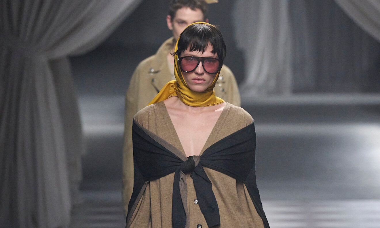 4 ασυνήθιστοι και πολύ fashion τρόποι για να φορέσεις διαφορετικά ένα πουλόβερ