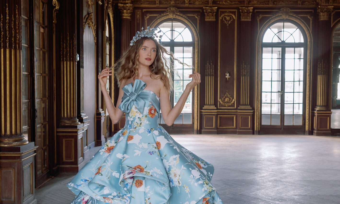 Πολύχρωμα νυφικά για μη συμβατικές νύφες την άνοιξη του 2025