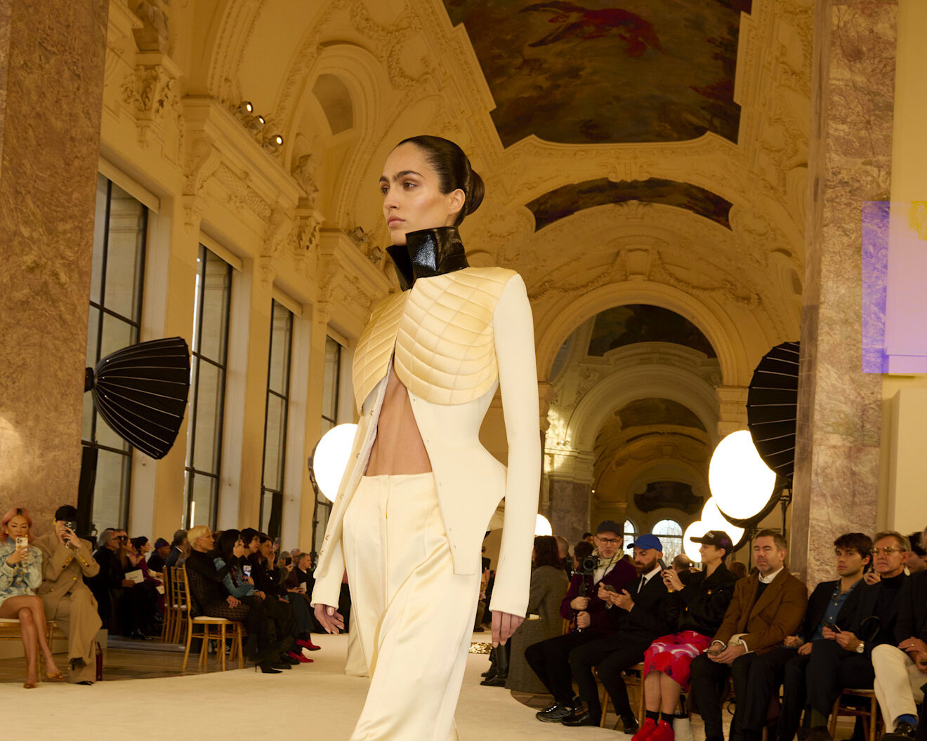 Schiaparelli HC SS ’25: Όταν η Υψηλή Ραπτική υπόσχεται απόδραση από την περίπλοκη πραγματικότητα μας