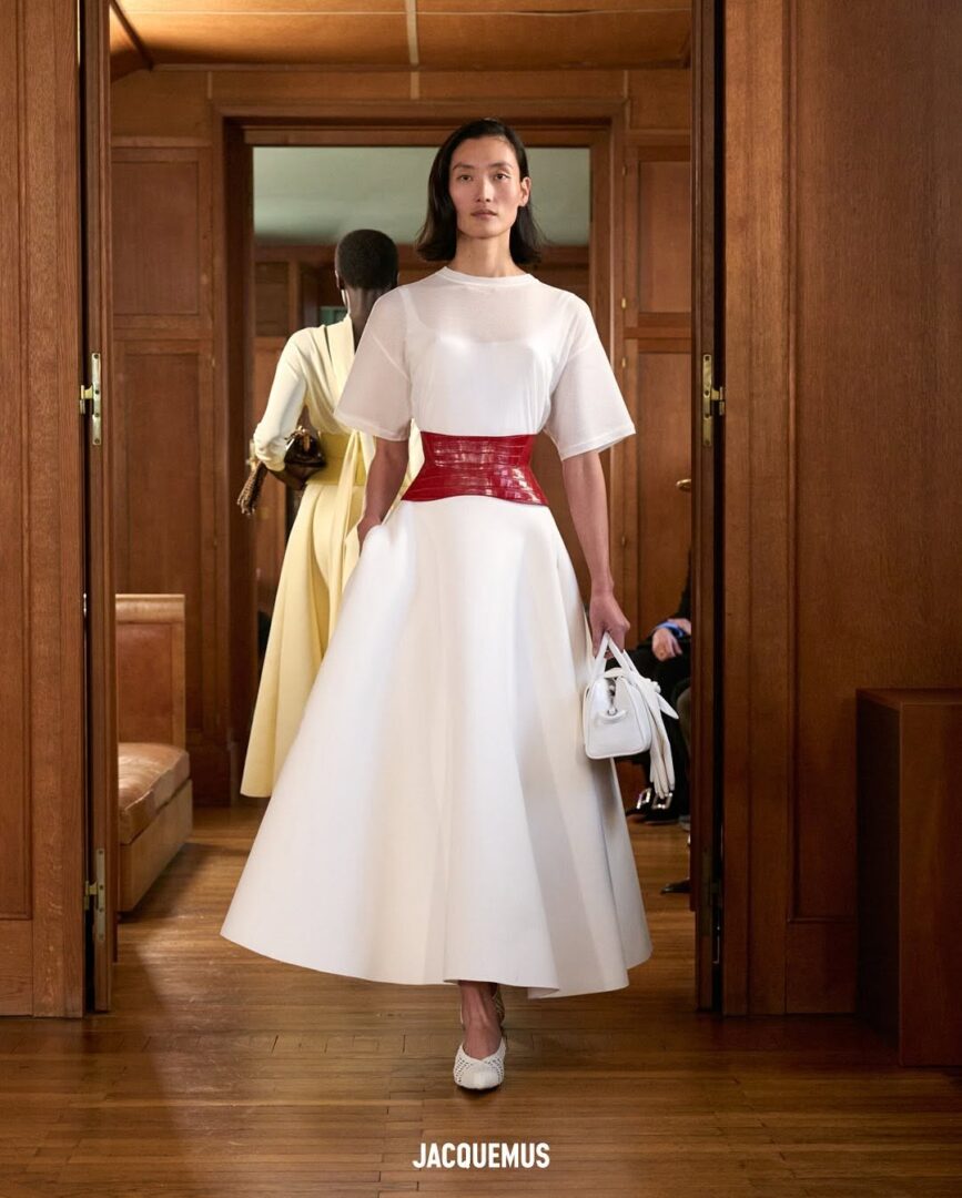 Ο Jacquemus επαναπροσδιόριζει την οικειότητα με τη συλλογή του για την άνοιξη-καλοκαίρι '25